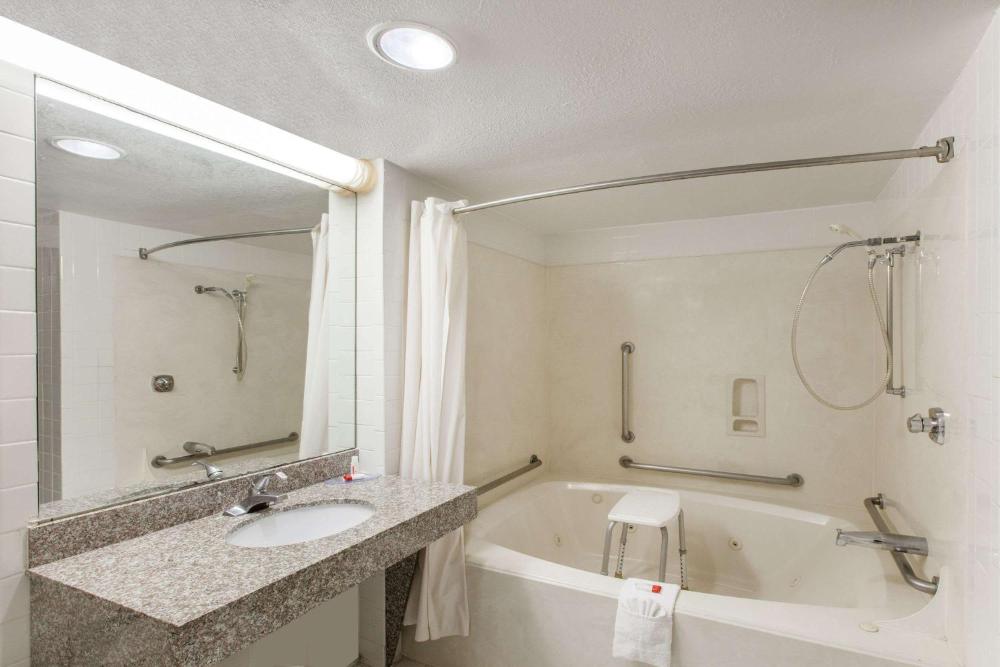 King Room with Bath Tub - Mobility/Hearing Accessible - Smoking interior