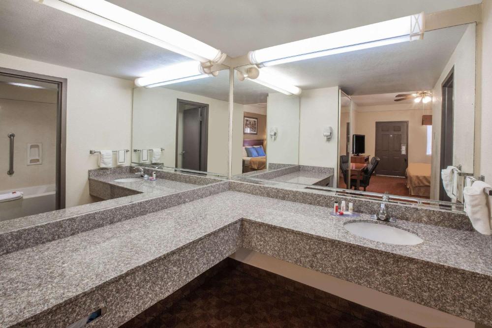 Queen Room with Two Queen Beds 1st Floor- Smoking interior